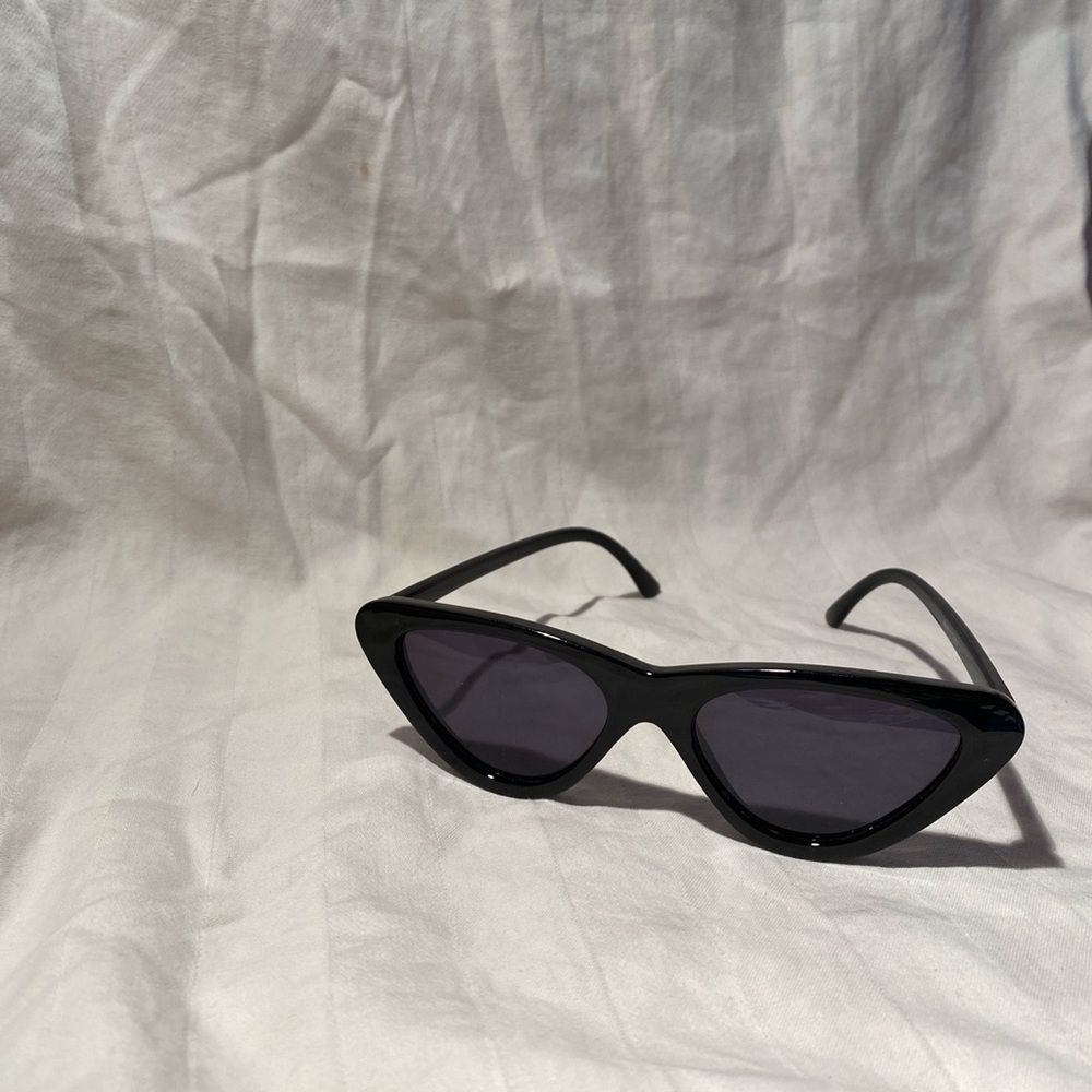 RETRO FEEL URBAN OUTFITTERS SUNGLASSES